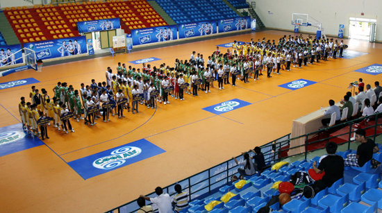 Đại diện của 24 đội bóng rổ U17 khu vực phía Nam và các tỉnh miền Tây Nam Bộ có mặt trong Lễ khai mạc
