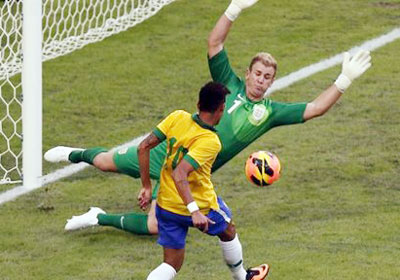 Tiền đạo Neymar của Brazil trong pha đối mặt với thủ môn Joe Hart.
