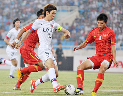 Tiền đạo Osako (số 9, Kashima Antlers) đột phá trước hàng phòng ngự U23 Việt Nam. Ảnh: VFF.
