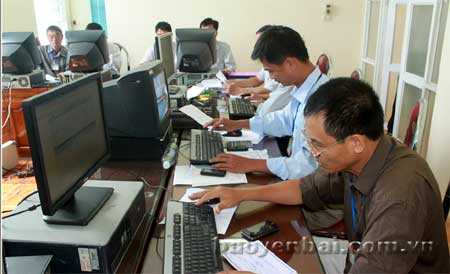 Cán bộ Chi cục Thuế huyện Trấn Yên triển khai thu ngân sách 6 tháng đầu năm 2013.