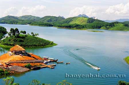 Những năm qua, Yên Bái được đánh giá là điểm đến an toàn và thân thiện. Lượng khách du lịch đến với Yên Bái ngày một tăng. (Du lịch hồ Thác Bà - ảnh: Thanh Miền)