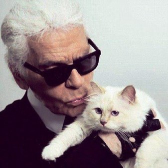 Ông  Karl Lagerfeld với chú mèo cưng cưng Choupette.