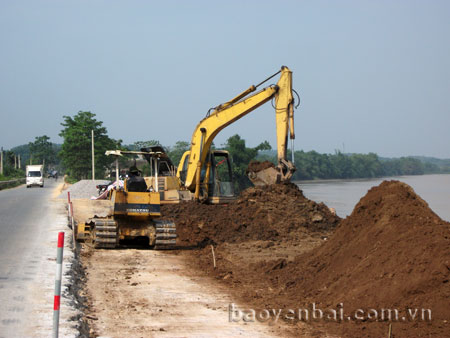 Đơn vị thi công khẩn trương thi công công trình nâng cấp, cải tạo quốc lộ 32 đoạn Hiền Lương - Yên Bái.
