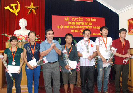 Lãnh đạo Sở Văn hóa - Thể thao và Du lịch trao thưởng cho các VĐV
