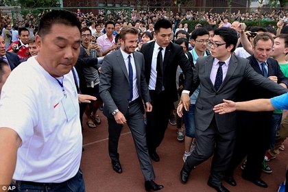 Hàng nghìn người chào đón Beckham.