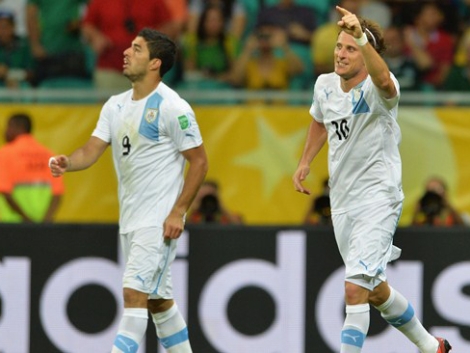 Forland giúp Uruguay đặt chân vào bán kết.