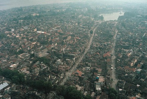 Hà Nội chụp từ trên cao với hồ Hoàn Kiếm nằm ở phía trên, bên phải.