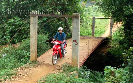 Cầu Đát Lụa được nhân dân đóng góp xây dựng, góp phần giúp đồng bào đi lại thuận lợi hơn.