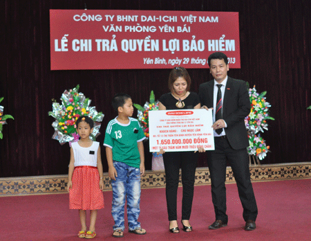Đại diện lãnh đạo Đai-Ichi tại Yên Bái trao số tiền bảo hiểm cho gia đình bà Vũ Thị Thanh