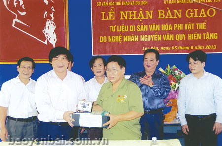 Ông Nguyễn Văn Quy (bên phải, hàng trên) trao lại tư liệu cho Ban Quản lý Di tích, Danh thắng tỉnh Yên Bái.