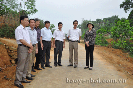 Lãnh đạo huyện Yên Bình kiểm tra tuyến đường giao thông nông thôn tại xã Vĩnh Kiên.
