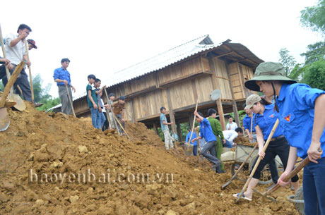 Đoàn viên, thanh niên huyện Văn Chấn lao động tình nguyện san gạt mặt bằng cho hộ gia đình chính sách Sa Văn Khương ở Bản Cóc, xã Sơn A.
