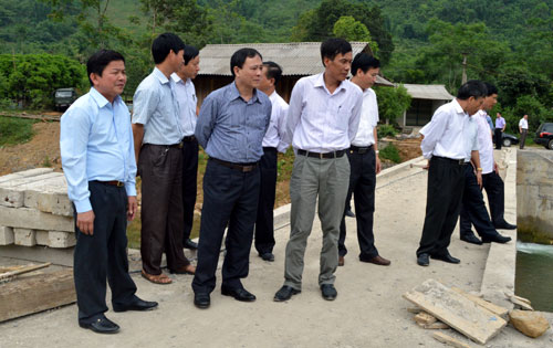 Đồng chí Chủ tịch UBND tỉnh và đoàn công tác của tỉnh kiểm tra tiến độ thi công công tình thuỷ lợi thôn Mỏ, xã Thượng Bằng La.


