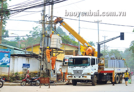 Công nhân ngành điện sửa chữa, nâng cấp mạng lưới điện trên địa bàn thành phố Yên Bái.