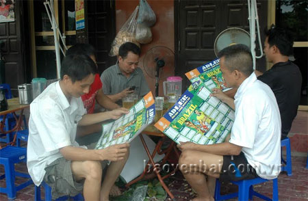 Người hâm mộ bóng đá ở Yên Bái tìm hiểu lịch thi đấu World Cup 2014.