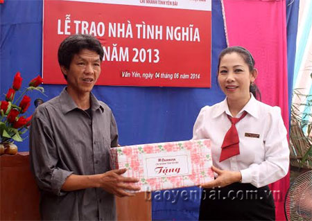 Lãnh đạo Agribank Yên Bái trao tặng nhà tình nghĩa cho hộ anh Hà Văn Toàn.
