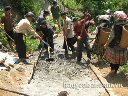 Người dân xã Xà Hồ, (Trạm Tấu) tham gia kiên cố hóa đường liên thôn

