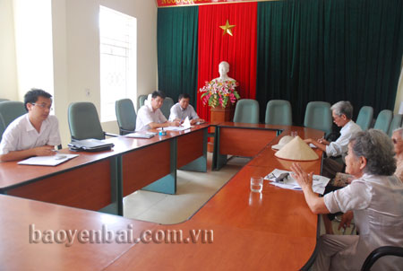 Lãnh đạo Thanh tra thành phố Yên Bái và cán bộ các phòng chuyên môn tiếp công dân.

