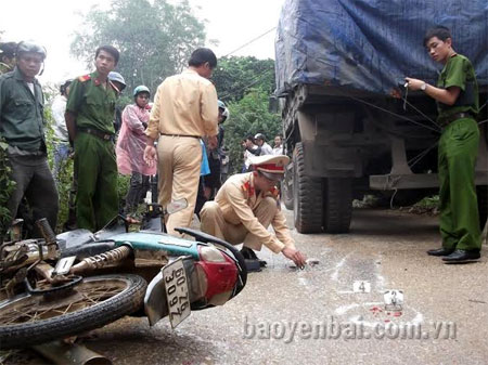 Lực lượng chức năng Công an huyện Lục Yên xử lý hiện trường một vụ tai nạn giao thông.