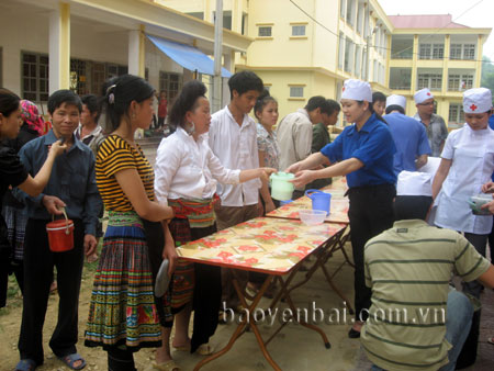 Cán bộ, đoàn viên Công đoàn BVĐKKVNL phát cháo cho bệnh nhân nghèo.
