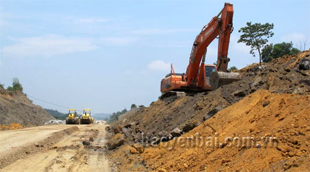 Một đoạn trong gói thầu A6 đường cao tốc Nội Bài - Lào Cai đang được thi công trên địa bàn huyện Văn Yên.