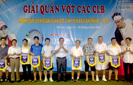 Ban tổ chức trao cơ lưu niệm cho các vận động viên tham gia thi đấu giải.
