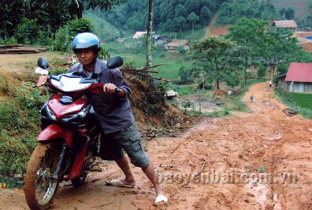 Sau cơn mưa, đường giao thông từ thôn 8 ra xã rất lầy lội khó đi.