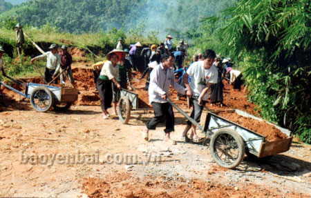 Đồng bào Thái xã Hát Lừu (Trạm Tấu) thi đua góp sức xây dựng đường giao thông nông thôn.
