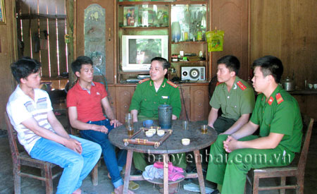 Cán bộ Công an huyện Văn Yên thường xuyên thăm hỏi, động viên giúp đỡ gia đình có lao động xuất cảnh trái phép.