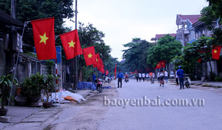 Những lá cờ do đoàn viên, thanh niên huyện Lục Yên cắm trên các tuyến đường thị trấn Yên Thế.
