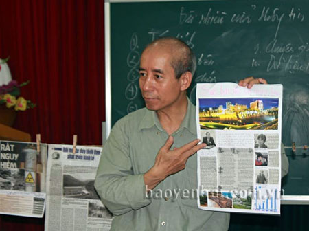 Phó giáo sư, tiến sỹ Vũ Quang Hào trong một giờ thực hành báo in tại lớp Đại học Báo chí tổ chức ở Yên Bái.