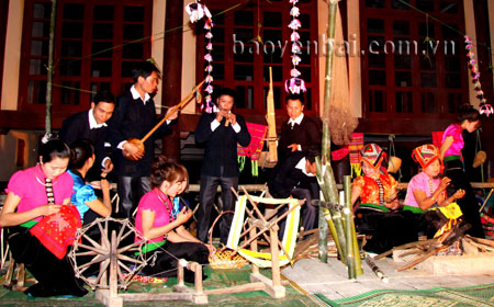 Các đội văn nghệ ở phường Nghĩa An, thị xã Nghĩa Lộ tập luyện trước khi biểu diễn.
