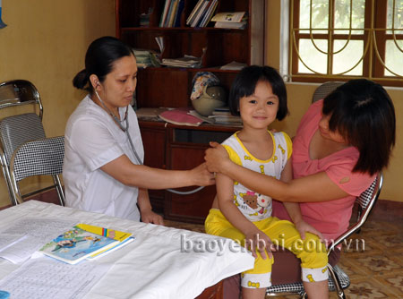 Cán bộ Trạm Y tế xã Phú Thịnh luôn nêu cao tinh thần vượt khó, đáp ứng tốt yêu cầu chăm sóc sức khỏe nhân dân.
