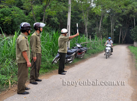 Lực lượng Công an xã Hòa Cuông, huyện Trấn Yên tuần tra, kiểm soát trật tự an toàn giao thông trên các tuyến đường liên thôn.