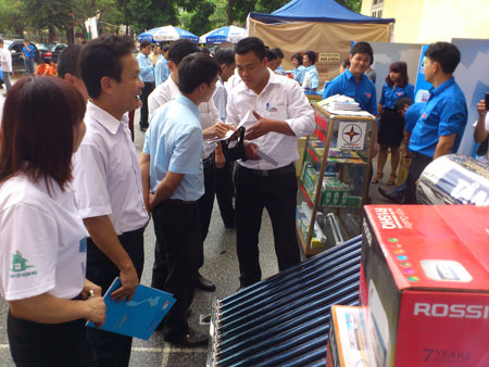 Triển lãm giới thiệu các thiết bị tiết kiệm điện tại Đảng ủy Khối Doanh nghiệp tỉnh.
