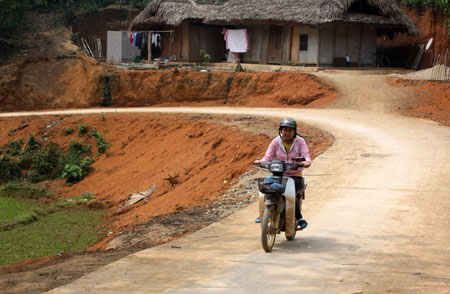 Các tuyến đường giao thông nông thôn được bảo vệ sẽ giúp người dân đi lại thuận tiện hơn.
