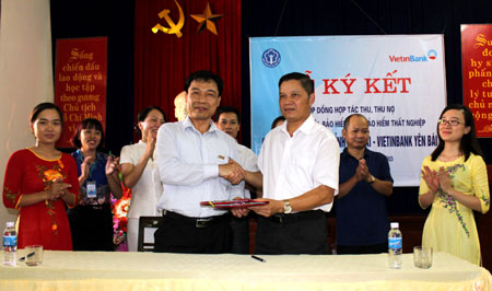 Đại diện Bảo hiểm xã hội tỉnh và Vietinbank Yên Bái ký hợp đồng hợp tác thu. 
