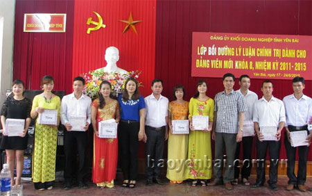 Các học viên xuất sắc được Đảng ủy Khối khen thưởng.