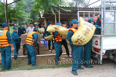 Cán bộ, chiến sỹ lực lượng vũ trang thị xã Nghĩa Lộ bảo đảm an toàn về con người cũng như tài sản cho người dân.
(Ảnh: Quang Thiều)