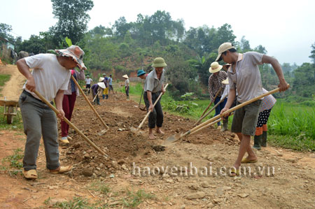 Nhân dân Bình Thuận san tạo mặt bằng để bê tông hóa đường liên thôn.