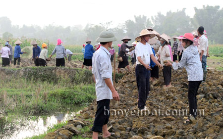 Người dân phường Tân An (thị xã Nghĩa Lộ) đóng góp công sức xây dựng đường nội đồng để thi đua xây dựng nông thôn mới.
(Ảnh: Nhật Thanh)