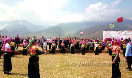 Bà con người Thái, xã Tú Lệ (Văn Chấn) chơi còn vòng trong Lễ hội Lồng tồng.
