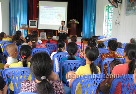 Buổi truyền thông chăm sóc sức khỏe sinh sản tại thôn Nhân Nghĩa 2, xã Báo Đáp (Trấn Yên).