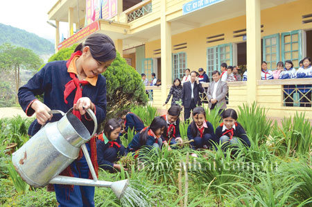 Học sinh Trường Phổ thông dân tộc bán trú trung học cơ sở Nậm Lành chăm sóc vườn hoa.
