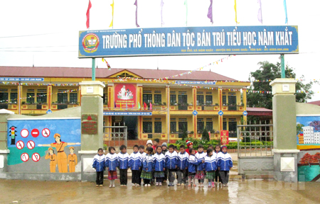 Nhiều trường phổ thông DTBT được đầu tư cơ sở vật chất khang trang, sạch đẹp. (Trong ảnh: Trường Phổ thông DTBT Tiểu học Nậm Khắt, huyện Mù Cang Chải).