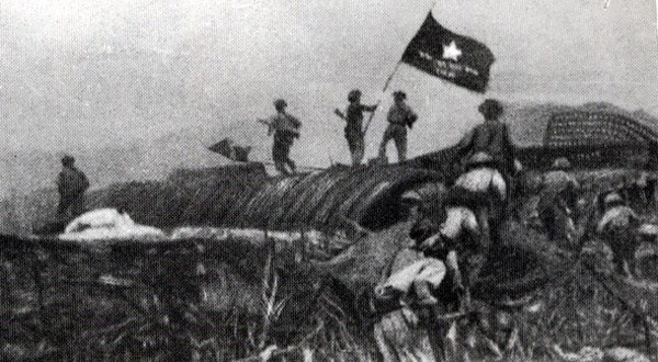 Lá cờ “Quyết chiến quyết thắng” tung bay trên nóc hầm tướng chỉ huy quân Pháp ở Điện Biên Phủ.