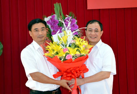 Đồng chí Bí thư Tỉnh ủy Phạm Duy Cường tặng hoa chúc mừng tân Bí thư Huyện ủy Lục Yên Nguyễn Chương Phát