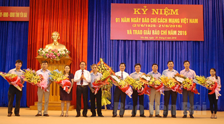 Đồng chí Phó chủ tịch Thường trực UBND tỉnh Tạ Văn Long tặng hoa chúc mừng các cơ quan báo chí trên địa bàn tỉnh.
