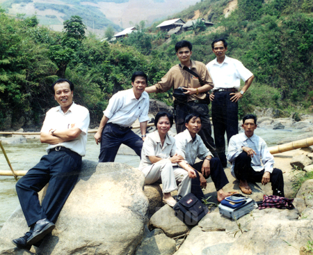 Phút thảnh thơi trên đường đi cơ sở của phóng viên Báo Yên Bái.
(Ảnh chụp với lãnh đạo huyện Mù Cang Chải và xã Lao Chải tháng 4/2002) - Ảnh: Thanh Hương
