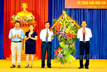 Thay mặt lãnh đạo tỉnh, đồng chí Tạ Văn Long - Phó chủ tịch Thường trực UBND tỉnh tặng hoa chúc mừng Hội Nhà báo tỉnh Yên Bái.